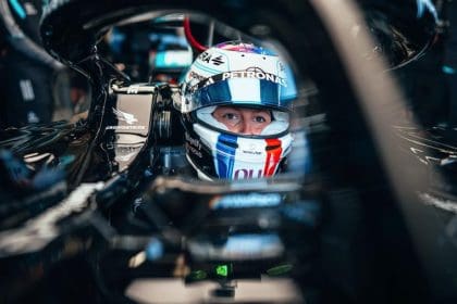 F1 Akademi Şampiyonu Doriane Pin, Mercedes F1 aracıyla Silverstone'da test sürüşünde.