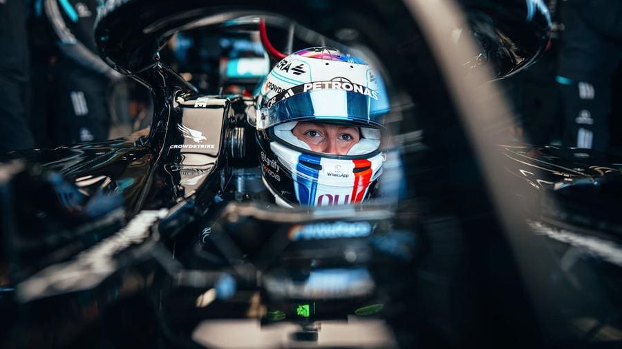 F1 Akademi Şampiyonu Doriane Pin, Mercedes F1 aracıyla Silverstone'da test sürüşünde.