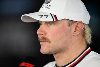 Valtteri Bottas sürüş esnasında, F1 Bahislerinde Dönüş Sinyali veriyor. 125 karakter max