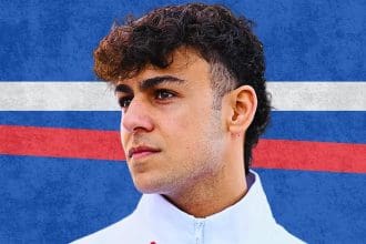 Arvid Lindblad F1 aracıyla pistte, Red Bull renklerinde