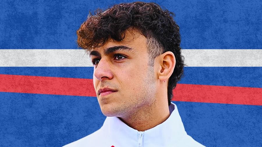 Arvid Lindblad F1 aracıyla pistte, Red Bull renklerinde