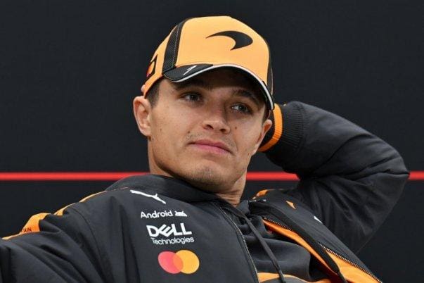 Lando Norris, McLaren aracıyla pistte, F1'in derdini anlatıyor