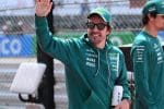Fernando Alonso, Aston Martin ile pistte yarışırken. Alonso F1'e Devam Mı edecek?