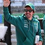 Fernando Alonso, Aston Martin ile pistte yarışırken. Alonso F1'e Devam Mı edecek?
