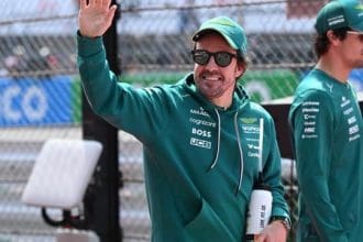 Fernando Alonso, Aston Martin ile pistte yarışırken. Alonso F1'e Devam Mı edecek?