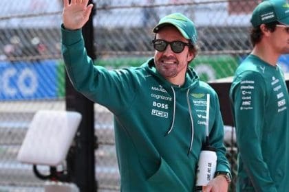Fernando Alonso, Aston Martin ile pistte yarışırken. Alonso F1'e Devam Mı edecek?