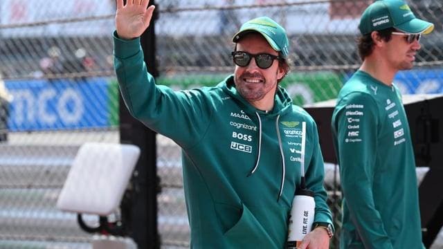 Fernando Alonso, Aston Martin ile pistte yarışırken. Alonso F1'e Devam Mı edecek?