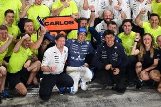 Williams'ta öne çıkanlar: Alex Albon ve Carlos Sainz'ın Williams için önemi vurgulanıyor.
