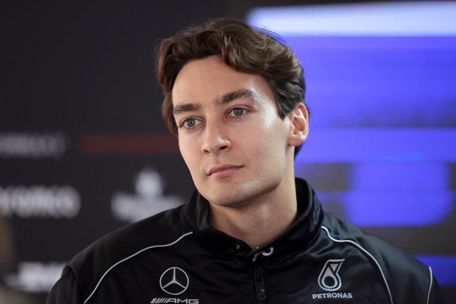 George Russell yeni F1 aracıyla pistte, Mercedes pilotu