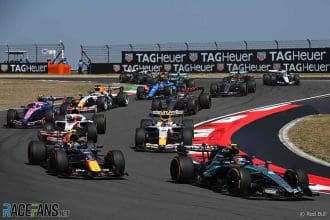 Red Bull F1 aracı pistte, F1'de B Takımı stratejisinin önemi vurgulanıyor.