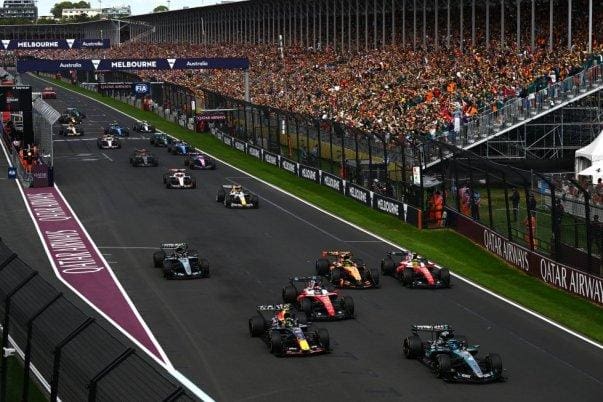 F1 Takımları gridde sıralanmış, start anını bekliyor, odak noktası takım logoları
