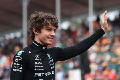 Kimi Antonelli ilk F1 galibiyeti sonrası podyumda sevinç gösterisi, Şangay 2026