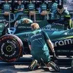 Aston Martin pit alanında, F1 Arası'nın takıma etkileri tartışılıyor.