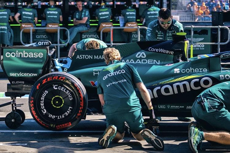 Aston Martin pit alanında, F1 Arası'nın takıma etkileri tartışılıyor.