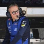 Laurent Mekies, Red Bull pit duvarında strateji toplantısı yaparken