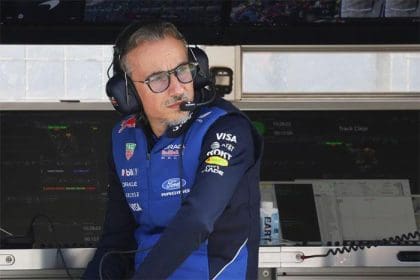 Laurent Mekies, Red Bull pit duvarında strateji toplantısı yaparken