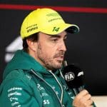 Fernando Alonso, Çin GP'sinde basın toplantısında. Alonso F1'e devam kararı aldı.