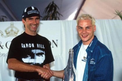 Williams 1996 Şampiyonluğu kutlamalarında Damon Hill ve Jacques Villeneuve karaoke gecesinde.