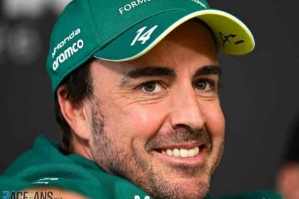Fernando Alonso F1 2026 Aston Martin aracıyla pistte