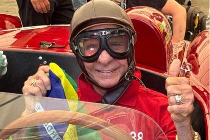 Emerson Fittipaldi, Bari GP'sinde Formula 1 aracıyla poz veriyor.