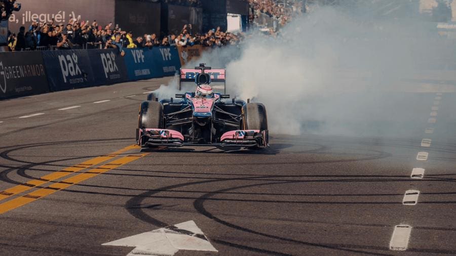 Arjantin F1 Dönüşü için Colapinto’nun Buenos Aires gösterisi, 600 bin kişiyi büyüledi.