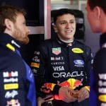 Isack Hadjar Red Bull F1 Takımı aracıyla pistte, yarışa hazırlanıyor