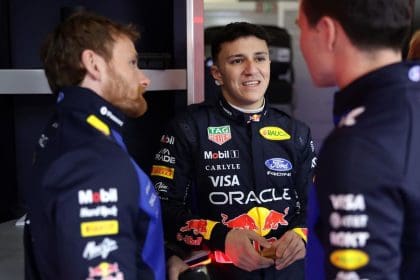 Isack Hadjar Red Bull F1 Takımı aracıyla pistte, yarışa hazırlanıyor