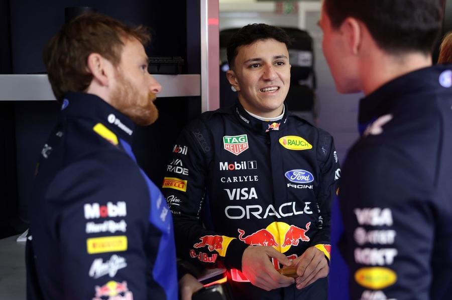 Isack Hadjar Red Bull F1 Takımı aracıyla pistte, yarışa hazırlanıyor