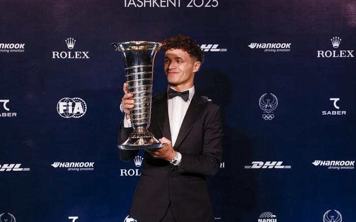 Lando Norris şampiyonluk kupasıyla poz verirken, 125 karakter