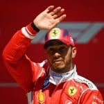 Lewis Hamilton Ferrari'de yarışırken, odaklanmış bir şekilde.