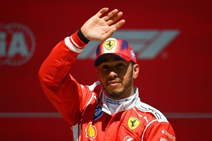 Lewis Hamilton Ferrari'de yarışırken, odaklanmış bir şekilde.