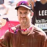 Sebastian Vettel Londra Maratonu parkurunda koşarken görülüyor.