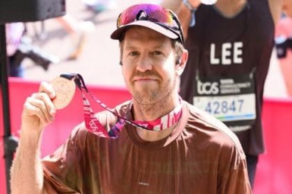 Sebastian Vettel Londra Maratonu parkurunda koşarken görülüyor.