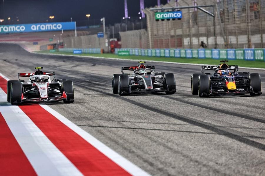 Yeni F1 Start Güvenliği önlemlerini gösteren bir yarış startı görseli