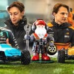 F1 Yıldızları Uzaktan Kumandalı Yarış etkinliğinde pilotlar minik arabalarla yarışıyor.