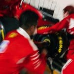 Ferrari pit stop ekibi yarışta lastik değiştirirken, hız ve strateji harikası!