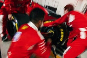 Ferrari pit stop ekibi yarışta lastik değiştirirken, hız ve strateji harikası!