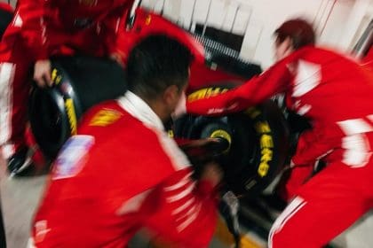Ferrari pit stop ekibi yarışta lastik değiştirirken, hız ve strateji harikası!