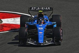 Williams FW48 Spec-B ile 1 saniye kazanma hedefinde, Carlos Sainz Suzuka’da mücadele ederken.