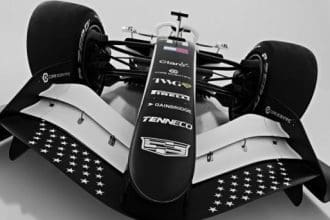 Cadillac Miami GP'de özel tasarımla pistte, göz alıcı araç tasarımı.