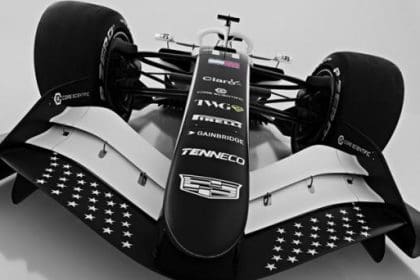 Cadillac Miami GP'de özel tasarımla pistte, göz alıcı araç tasarımı.