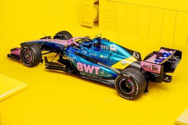 Miami GP’de Alpine sarı renkleri ile araç tasarımı, padokta dikkat çekiyor.