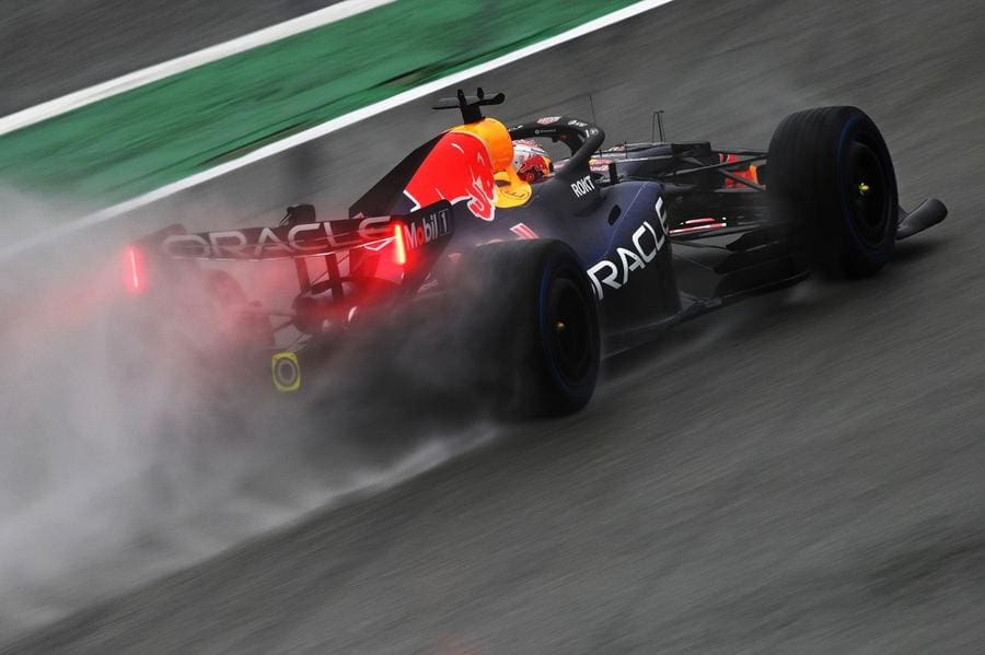 F1 aracı yağmur altında, yağmurda boost kısıtlaması