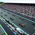 F1 Miami GP Antrenmanları sırasında Miami pistinde bir Formula 1 aracı.
