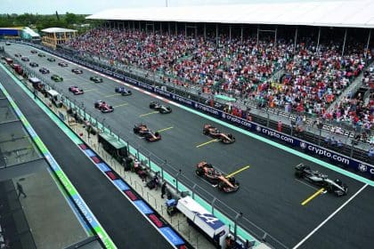 F1 Miami GP Antrenmanları sırasında Miami pistinde bir Formula 1 aracı.