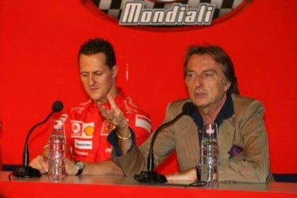 2007'de Schumacher'in geleceği hakkındaki spekülasyonları gösteren Formula 1 arşivi görseli.