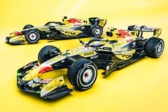Racing Bulls VCARB03, Miami'de sarı özel livery ile pistte. Güçlü F1 görseli.
