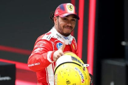 Hamilton 2026 Zaferi için Ferrari ile yarışırken çekilmiş bir görüntü.