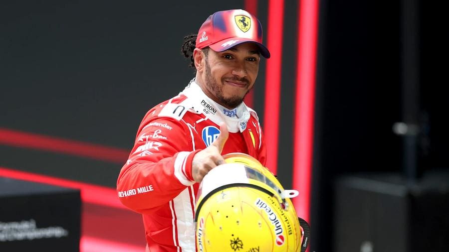 Hamilton 2026 Zaferi için Ferrari ile yarışırken çekilmiş bir görüntü.
