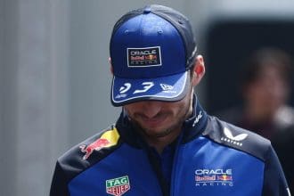Verstappen Telefonu Açıklaması iddiasıyla Max Verstappen pistte, F1 haberleri.